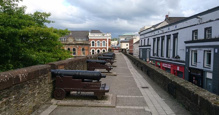 Cañones sobre la Muralla de Derry