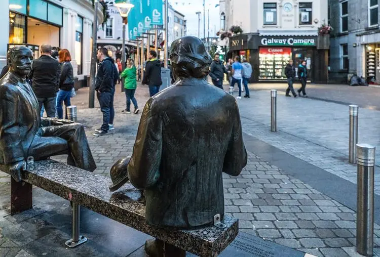 Escultura de Oscar Wilde y Eduard Vilde en Galway
