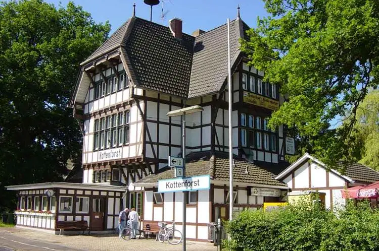 Estación de tren en el parque Rheinland - Renania