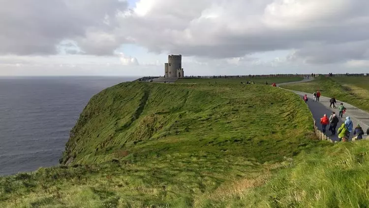 Torre de O'Brien al borde del acantilado de Moher